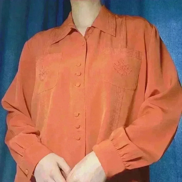 Vintage  80s orange puffy-sleeved embroidered button-up shirt with pointy collar - Picture 2 of 16
